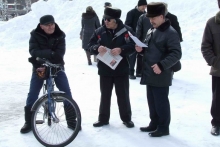 Около 200 челнинских коммунистов пришли сегодня в парк Победы на свой праздничный митинг